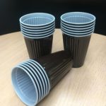 Plastikbecher 180 ml braun/weiß